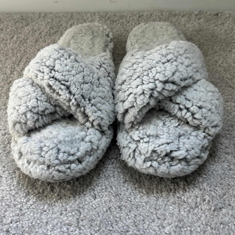 Vera Bradley Crisscross Strap Open Toe Soft Fuzzy Gray Slippers